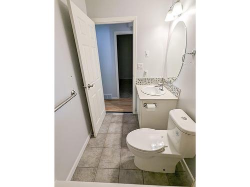 103 - 825 Merry Creek Road, Castlegar, BC - Indoor Photo Showing Bathroom