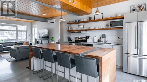 321 D Avenue S, Saskatoon, SK - Indoor Photo Showing Kitchen With Stainless Steel Kitchen