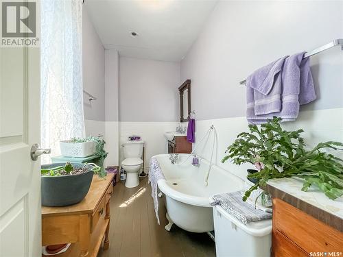 327 D Avenue S, Saskatoon, SK - Indoor Photo Showing Bathroom