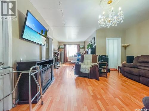 327 D Avenue S, Saskatoon, SK - Indoor Photo Showing Living Room