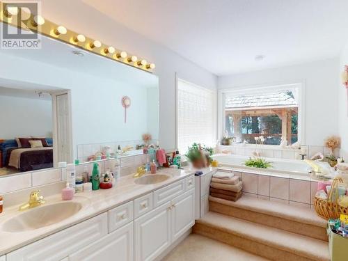 5832 Gillies Bay Rd Road, Texada Island, BC - Indoor Photo Showing Bathroom