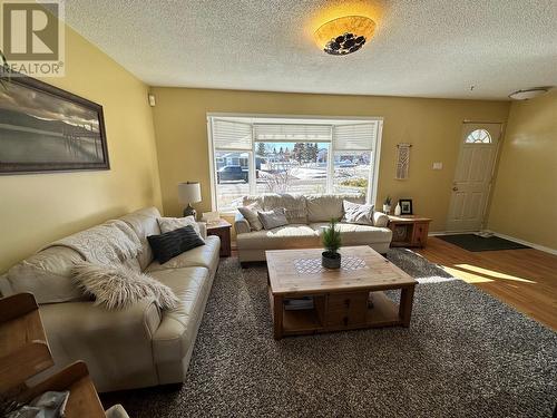 11136 15 Street, Dawson Creek, BC - Indoor Photo Showing Living Room