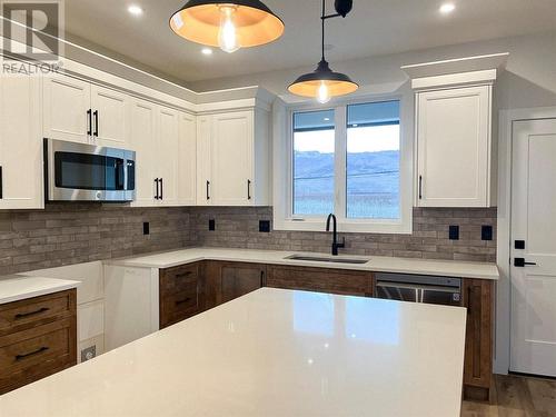 10 Hibiscus Court, Osoyoos, BC - Indoor Photo Showing Kitchen With Upgraded Kitchen