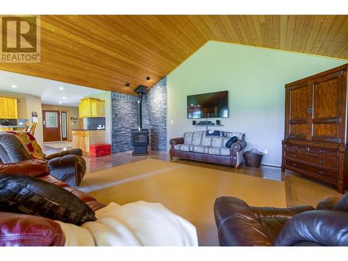 152 Salmon River Road, Salmon Arm, BC - Indoor Photo Showing Living Room