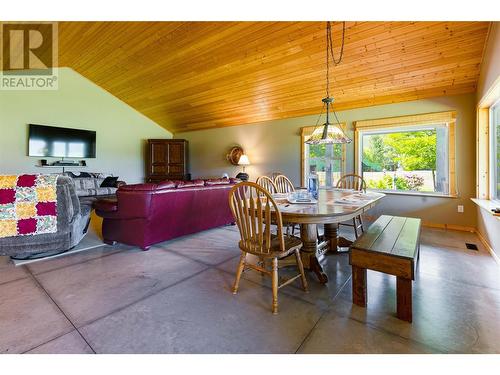 152 Salmon River Road, Salmon Arm, BC - Indoor Photo Showing Dining Room