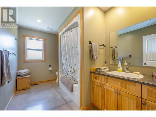 152 Salmon River Road, Salmon Arm, BC - Indoor Photo Showing Bathroom