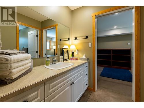 152 Salmon River Road, Salmon Arm, BC - Indoor Photo Showing Bathroom