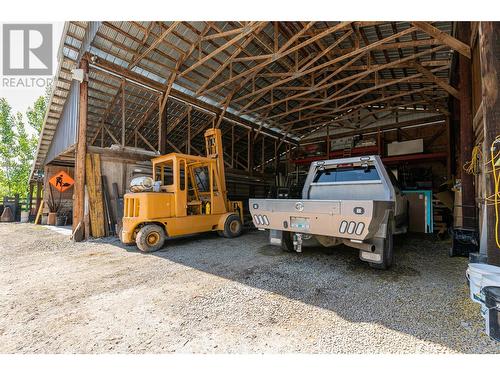 152 Salmon River Road, Salmon Arm, BC - Indoor Photo Showing Garage