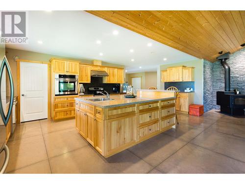 152 Salmon River Road, Salmon Arm, BC - Indoor Photo Showing Kitchen