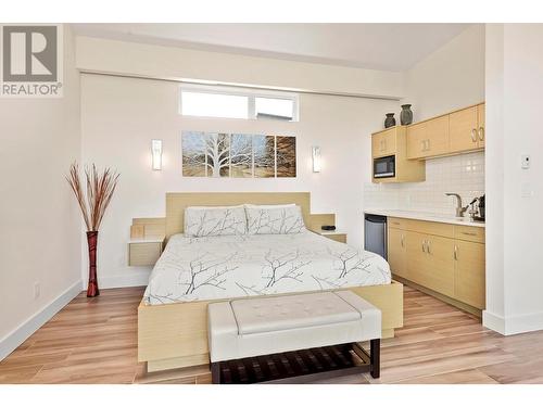 704 Stonor Street, Summerland, BC - Indoor Photo Showing Bedroom