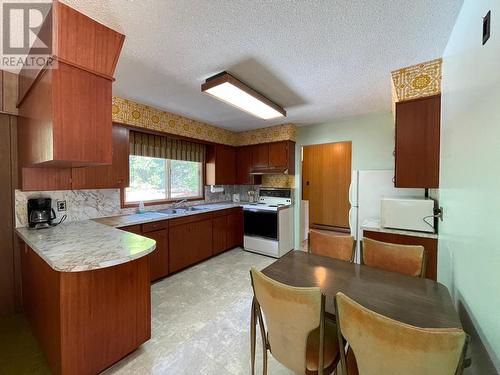 2245 Bealby  Road, Nelson, BC - Indoor Photo Showing Kitchen With Double Sink