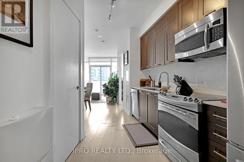 727 - 169 Fort York Boulevard, Toronto, ON - Indoor Photo Showing Kitchen
