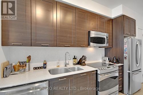 727 - 169 Fort York Boulevard, Toronto, ON - Indoor Photo Showing Kitchen With Double Sink