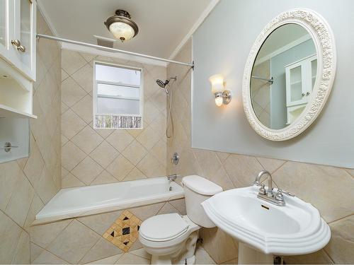 2178 Holmes-Deakin Road, Golden, BC - Indoor Photo Showing Bathroom