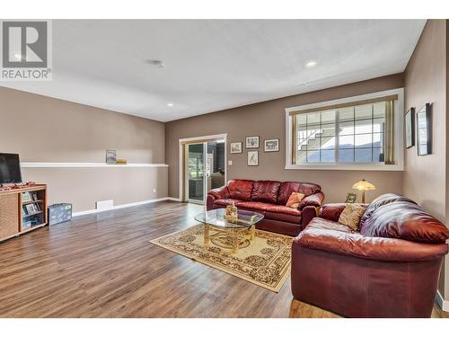 1843 Schunter Drive, Lumby, BC - Indoor Photo Showing Living Room