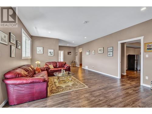 1843 Schunter Drive, Lumby, BC - Indoor Photo Showing Living Room