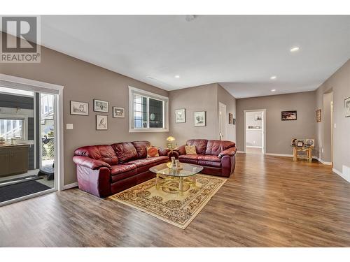 1843 Schunter Drive, Lumby, BC - Indoor Photo Showing Living Room