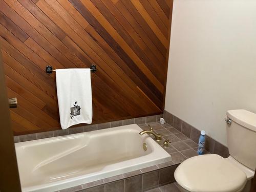 1374&1380 Highway 3B, Montrose, BC - Indoor Photo Showing Bathroom