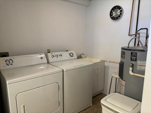 1374&1380 Highway 3B, Montrose, BC - Indoor Photo Showing Laundry Room