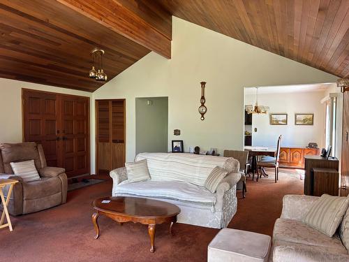 1374&1380 Highway 3B, Montrose, BC - Indoor Photo Showing Living Room