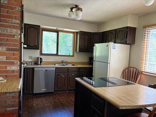 1374&1380 Highway 3B, Montrose, BC - Indoor Photo Showing Kitchen With Double Sink