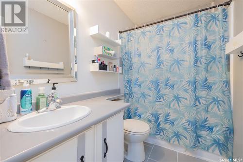102 6Th Avenue N, Martensville, SK - Indoor Photo Showing Bathroom