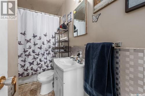 602 9Th Avenue Nw, Moose Jaw, SK - Indoor Photo Showing Bathroom