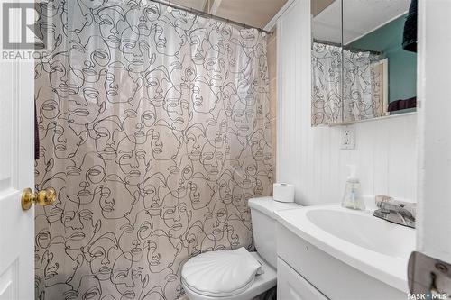 602 9Th Avenue Nw, Moose Jaw, SK - Indoor Photo Showing Bathroom