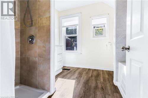 1751 3Rd Avenue E, Owen Sound, ON - Indoor Photo Showing Bathroom