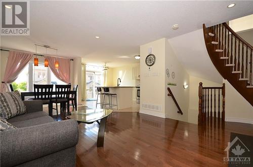 182 Garrity Crescent, Ottawa, ON - Indoor Photo Showing Living Room