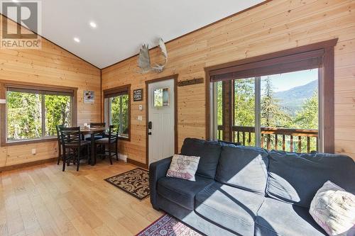 3213 Vindusky  Road, Nelson, BC - Indoor