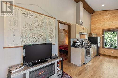 3213 Vindusky  Road, Nelson, BC - Indoor Photo Showing Kitchen