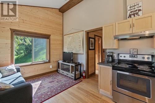 3213 Vindusky  Road, Nelson, BC - Indoor Photo Showing Kitchen