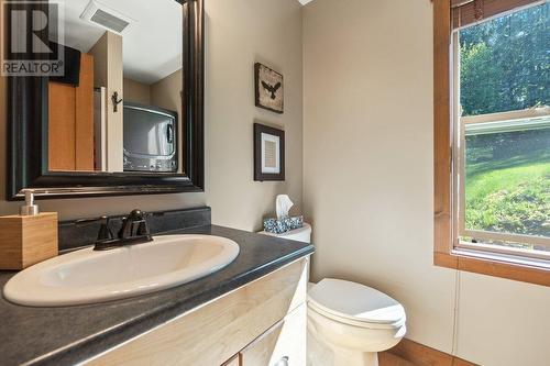 3213 Vindusky  Road, Nelson, BC - Indoor Photo Showing Bathroom