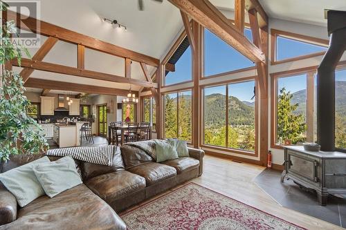 3213 Vindusky  Road, Nelson, BC - Indoor Photo Showing Living Room