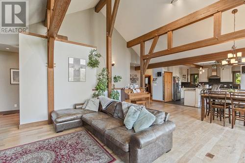 3213 Vindusky  Road, Nelson, BC - Indoor Photo Showing Living Room