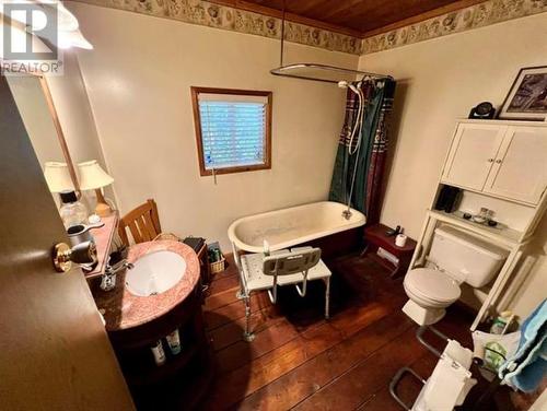 7566 Bridge Lake Business Road, Bridge Lake, BC - Indoor Photo Showing Bathroom