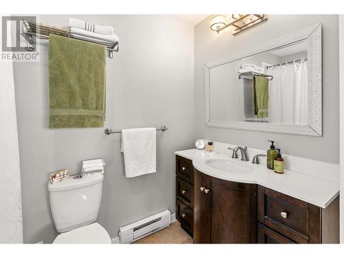 1243 Mountainview Street, Kelowna, BC - Indoor Photo Showing Bathroom