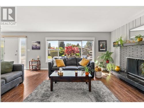 1243 Mountainview Street, Kelowna, BC - Indoor Photo Showing Living Room With Fireplace
