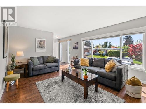 1243 Mountainview Street, Kelowna, BC - Indoor Photo Showing Living Room