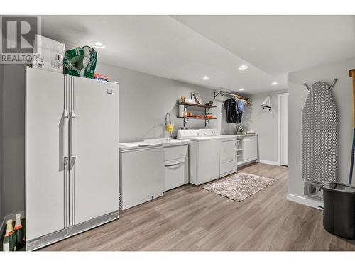 1243 Mountainview Street, Kelowna, BC - Indoor Photo Showing Laundry Room