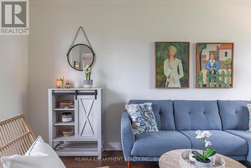 14 Kentmere Grove, Hamilton, ON - Indoor Photo Showing Living Room