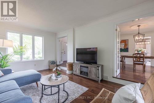 14 Kentmere Grove, Hamilton, ON - Indoor Photo Showing Living Room