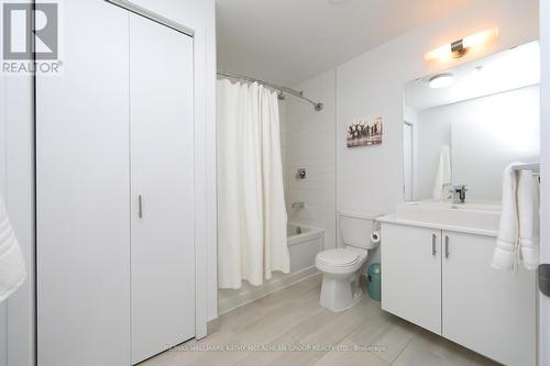 519 - 38 Howard Park Avenue, Toronto, ON - Indoor Photo Showing Bathroom