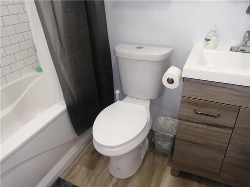 2148 Gallagher Avenue, Winnipeg, MB - Indoor Photo Showing Bathroom