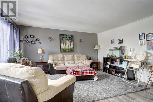 27 West Mclean Boulevard, Maitland, ON - Indoor Photo Showing Living Room