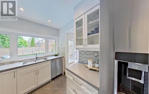 92 Lawrence Avenue E, Toronto, ON - Indoor Photo Showing Kitchen