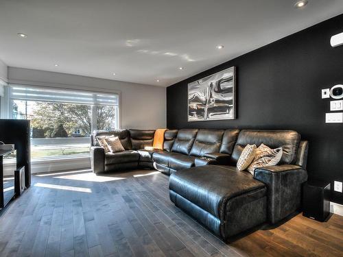 Living room - 374 3E Rang, Saint-Jean-Sur-Richelieu, QC - Indoor Photo Showing Living Room