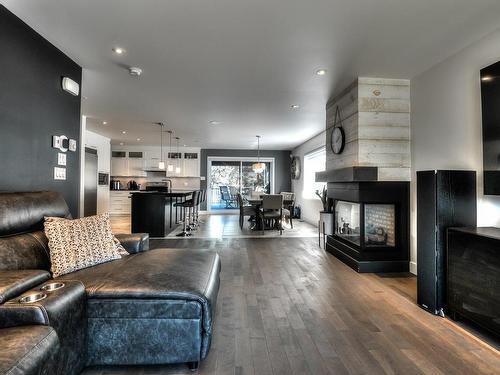 Vue d'ensemble - 374 3E Rang, Saint-Jean-Sur-Richelieu, QC - Indoor Photo Showing Living Room With Fireplace