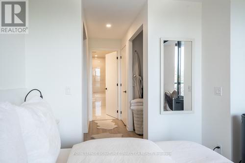 410 - 2118 Bloor Street W, Toronto, ON - Indoor Photo Showing Bedroom